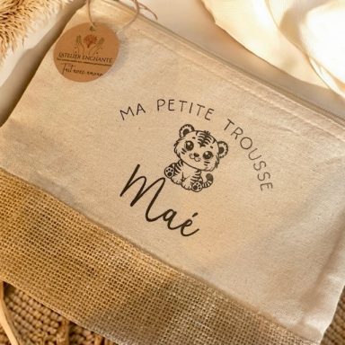 Trousse en toile avec un dessin d'animal et le texte "Ma petite trousse Mai".