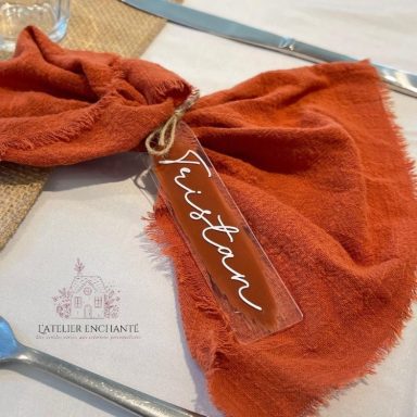 Serviette orange avec une étiquette nommée "Tristan".