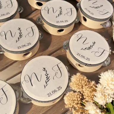 Petits en bois et toile en bois avec des inscriptions personnalisées et des fleurs sèches à côté.