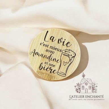 Texte sur un sous-verre en bois : "La vie c'est toujours avec Amandine et une bière."