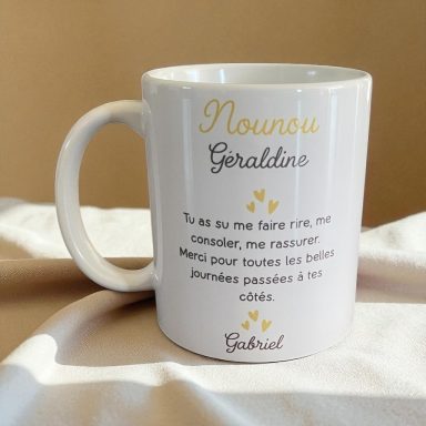 Tasse blanche avec un message affectueux à propos de Géraldine, mentionnant des souvenirs.