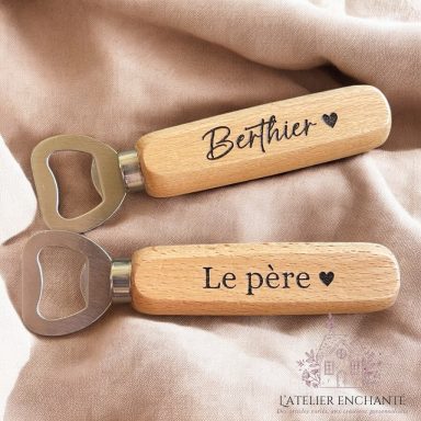 Deux ouvre-bouteilles en bois gravés "Berthier" et "Le père".