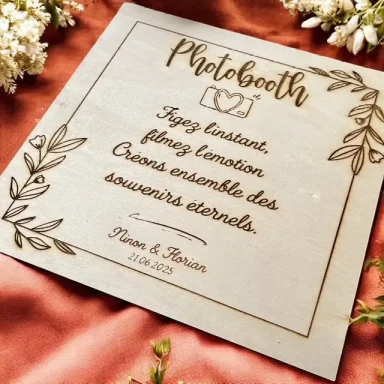 Affiche de photomaton avec texte romantique et décor floral.