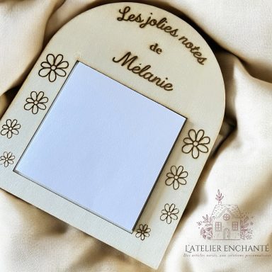 bloc notes artisanal décoré de fleurs, avec l'inscription "Les jolies notes de Mélanie".