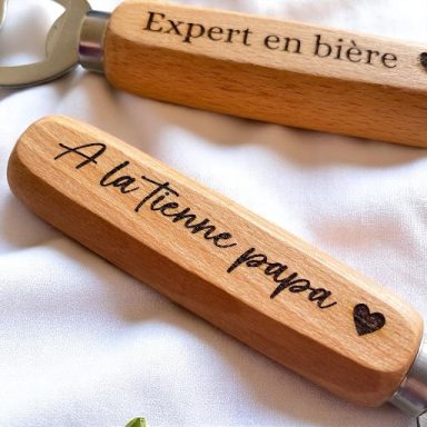Tire-bouchon en bois avec les inscriptions "Expert en bière" et "À la tienne papa".