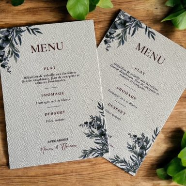 Menus élégants avec des motifs floraux, listant les plats d'un événement.